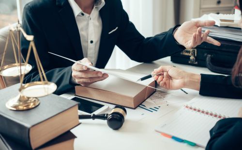 What is the average cost of hiring a family lawyer in Castlemaine?